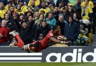 Toulon fullback Delon Armitage (R) scores a try in Dublin on May 18, 2013